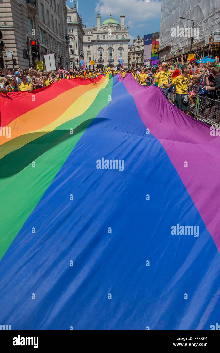 Londres, Royaume-Uni. 7 juillet 2018. La fierté d'un drapeau géant encourage high spirits - La London Pride Parade et d'événement à Trafalgar Square. Crédit : Guy Bell/Alamy Live News Banque D'Images