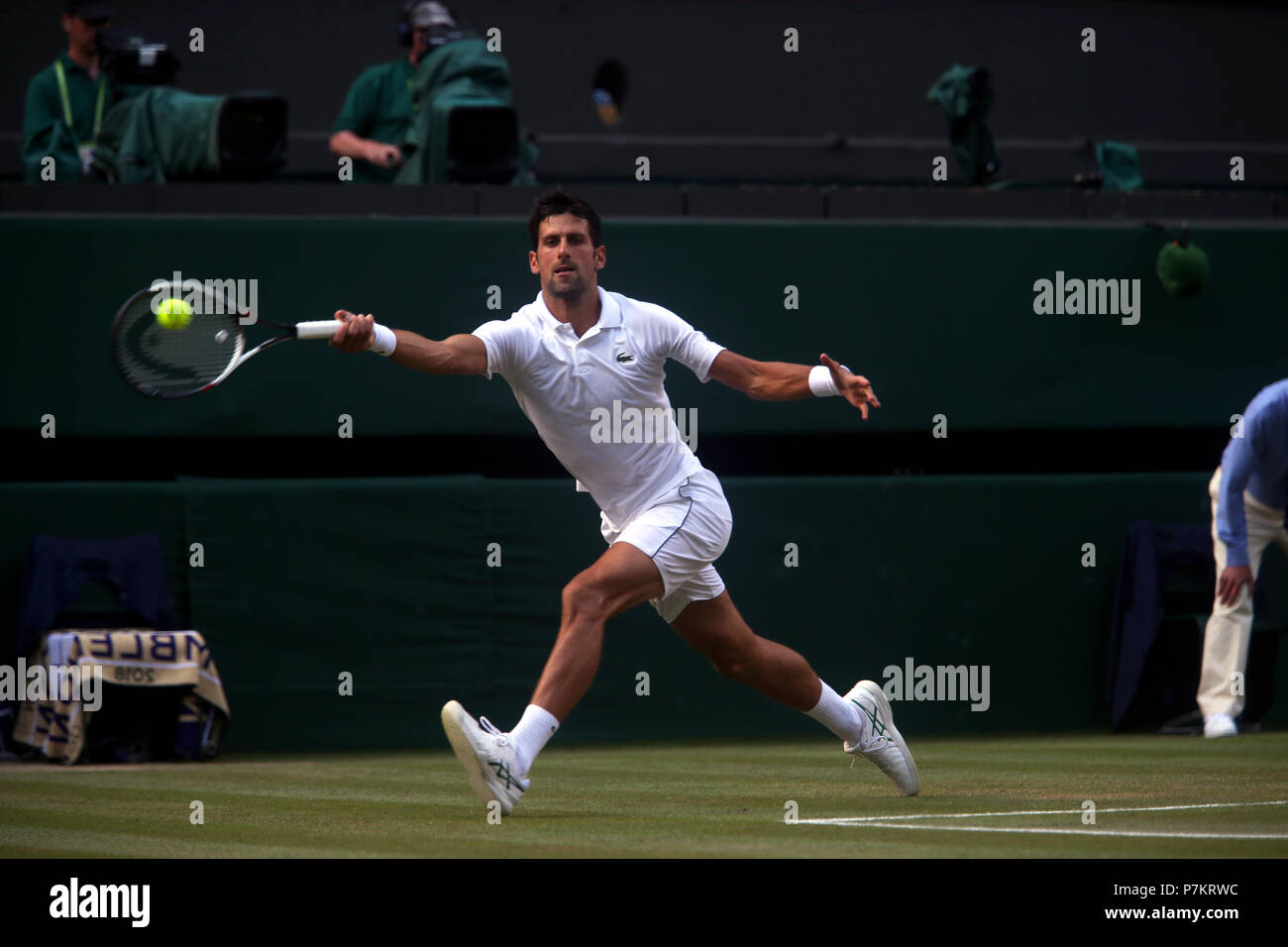 Londres, Royaume-Uni. 7 juillet 2018. Wimbledon Tennis : Novak Djokovic lors de son troisième match contre la Grande-Bretagne's Kyle Edmund sur le Court Central de Wimbledon aujourd'hui. Crédit : Adam Stoltman/Alamy Live News Banque D'Images