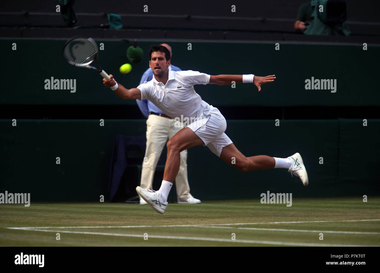 Londres, Royaume-Uni. 7 juillet 2018. Wimbledon Tennis : Novak Djokovic lors de son troisième match contre la Grande-Bretagne's Kyle Edmund sur le Court Central de Wimbledon aujourd'hui. Crédit : Adam Stoltman/Alamy Live News Banque D'Images