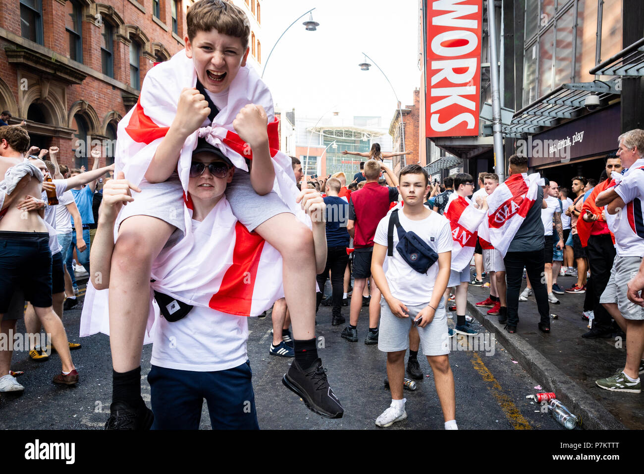 Manchester, UK. 7 juillet 2018. Fans de célébrer l'Angleterre gagne sur la Suède en Coupe du monde. Credit : Andy Barton/Alamy Live News Banque D'Images