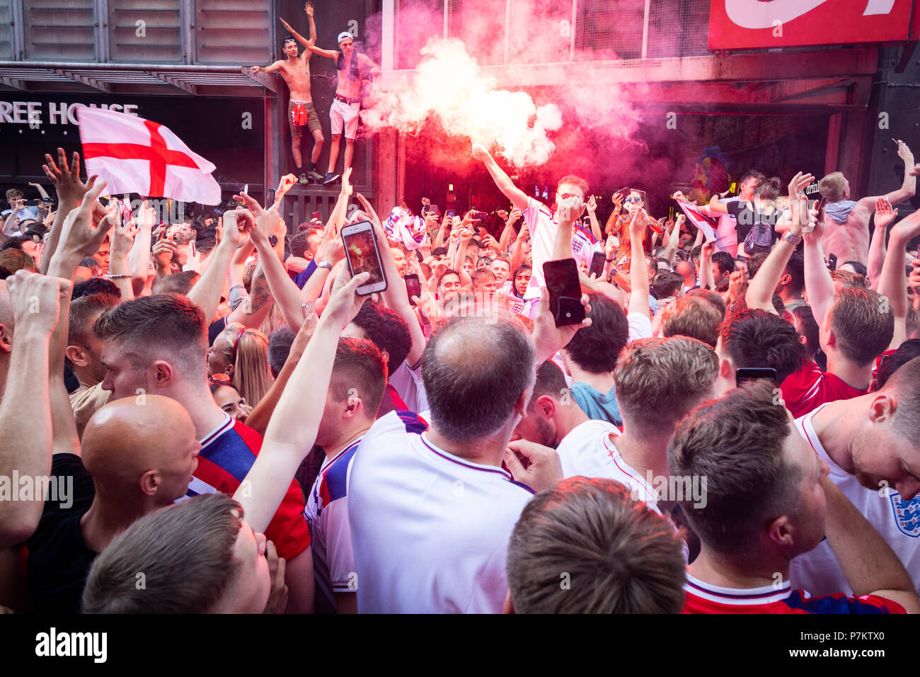 Manchester, UK. 7 juillet 2018. Fans de célébrer l'Angleterre gagne sur la Suède en Coupe du monde. Credit : Andy Barton/Alamy Live News Banque D'Images