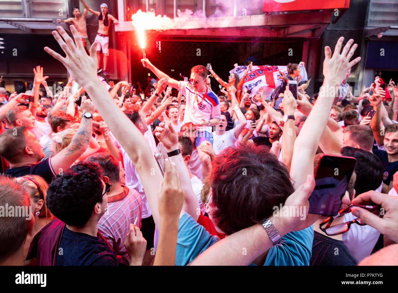 Manchester, UK. 7 juillet 2018. Fans de célébrer l'Angleterre gagne sur la Suède en Coupe du monde. Credit : Andy Barton/Alamy Live News Banque D'Images