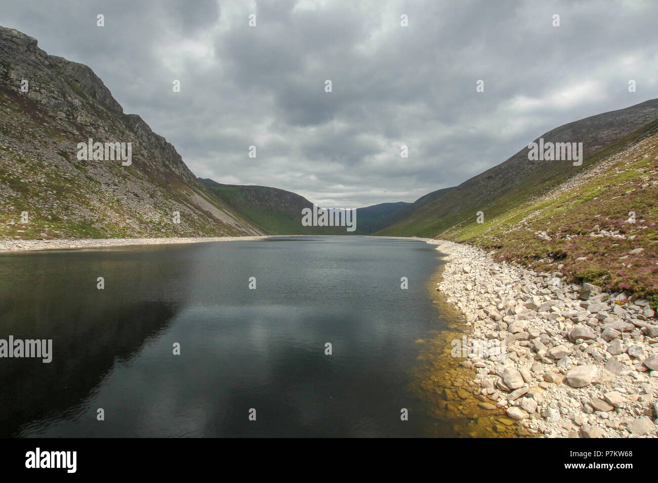 Montagnes de Mourne, comté de Down, Irlande du Nord. 07 juillet 2018. UK - chaud avec soleil et ciel variable dans l'Ain et Franche-comté que la sec chaud réglé temps persiste. L'eau au niveau du réservoir Ben Crom est en panne. Crédit : David Hunter/Alamy Live News. Banque D'Images