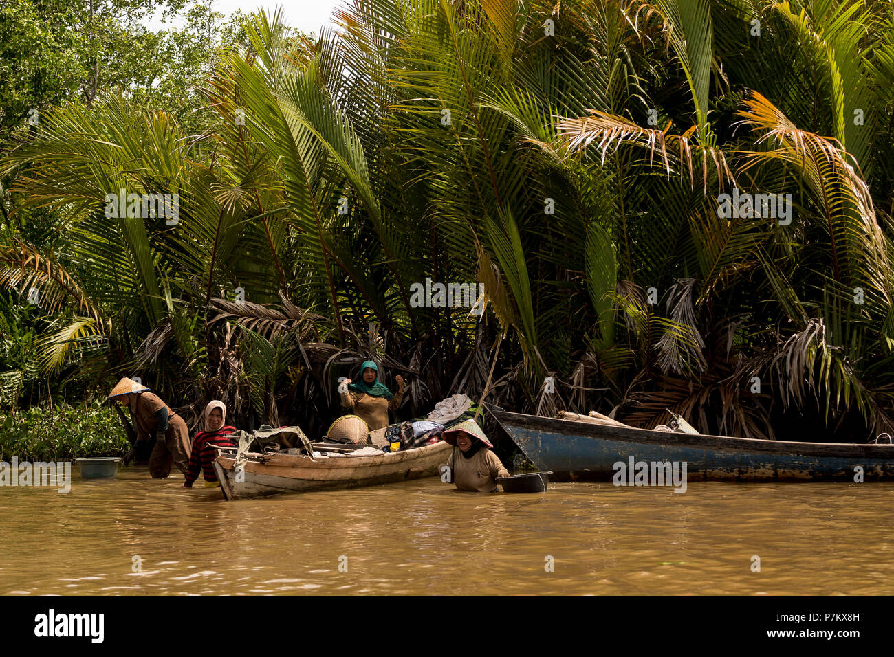 Pêcheur de moules et d'escargots dans le collecteur du delta du fleuve hélas près de Singkil Banque D'Images