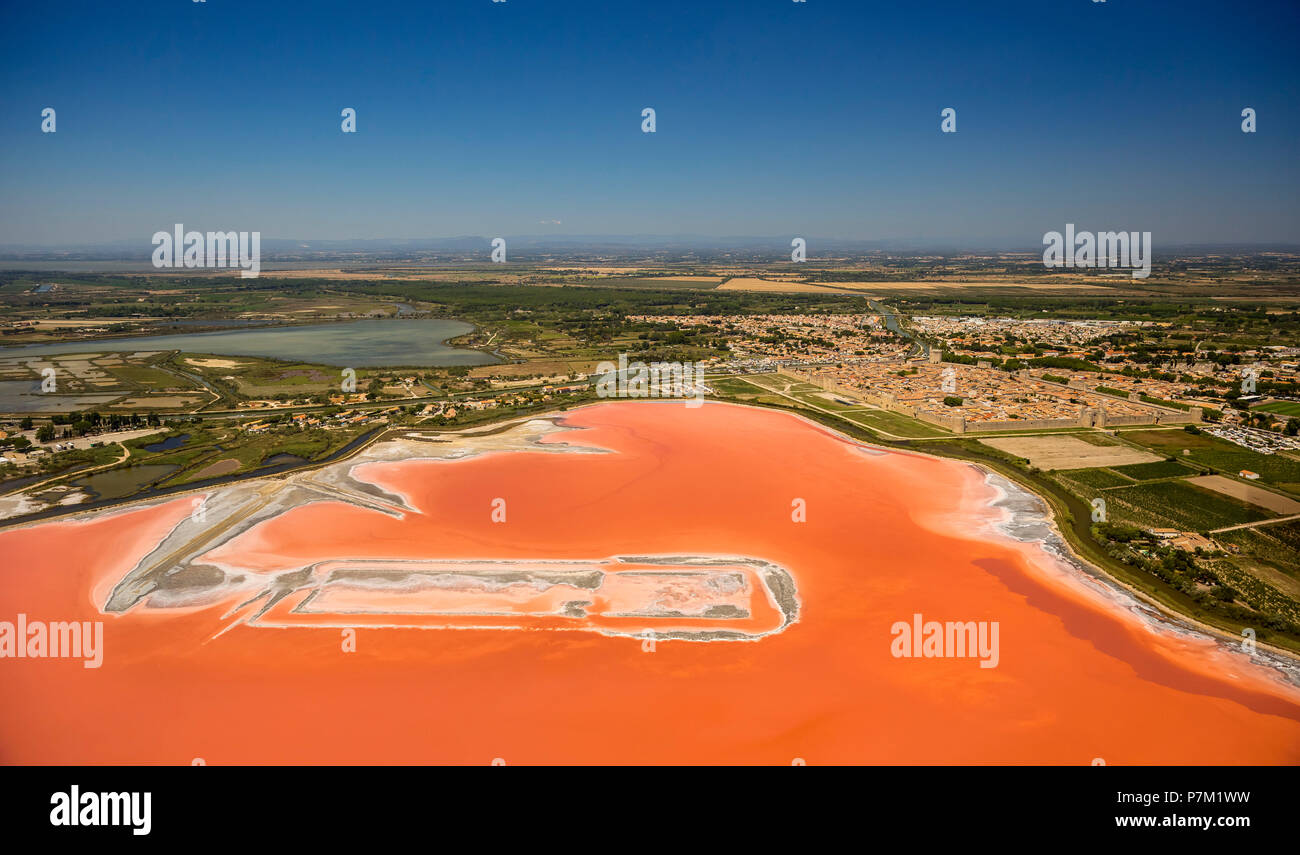 Les étangs d'évaporation de sel pour la production du sel entre Aigues-Mortes et Le Grau-du-Roi, Fleur de sel, Petite Camargue, Occitanie Région, France Banque D'Images