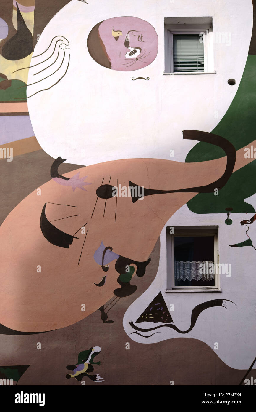 La façade peinte de couleur de la chambre Miro à Koblenz avec des motifs de la peintures du peintre Joan Miro. Banque D'Images