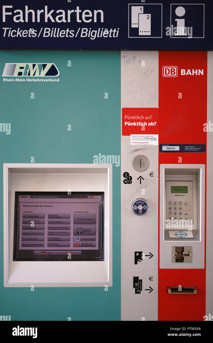 Un distributeur automatique de billets de la Rhein-Main-Verkehrsverbund RMV à affichage digital et fente de pièce de Weiterstadt. Banque D'Images