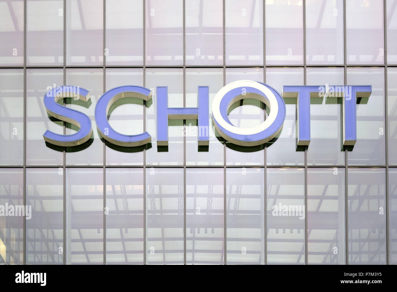 La façade en verre de SCHOTT AG siège à Mayence avec vitres teintées et logo. Banque D'Images