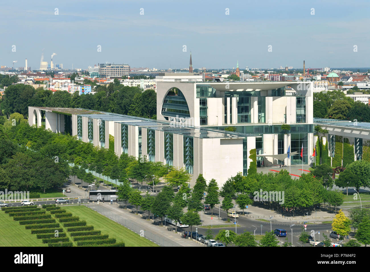 Allemagne, Berlin, quartier Tiergarten, le Reichstag ou Bundestag (Parlement allemand) depuis 1999, un bâtiment conçu par Paul Wallot, inauguré en 1894, avec un dôme en verre ajouté en 1999 par l'architecte Sir Norman Foster, vue du haut de la coupole de bâtiments officiels Banque D'Images