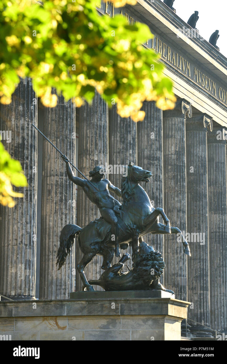 Allemagne, Berlin, l'île aux musées, classée au Patrimoine Mondial de l'UNESCO, l'Altes Museum, qui abrite une collection d'ouvrages anciens, bâtiment construit en 1828 par l'architecte prussien Karl Friedrich Schinkel Banque D'Images