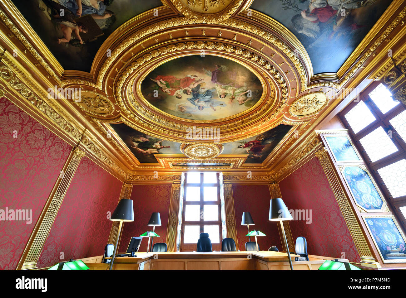 La France, de l'Ille et Vilaine, Rennes, le Palais du Parlement de Bretagne (Parlement de Bretagne) maintenant la Cour d'appel de Rennes, l'ancien hall des enquêtes, plafond à caissons avec des peintures de Louis Ferdinand Elle le Jeune Banque D'Images