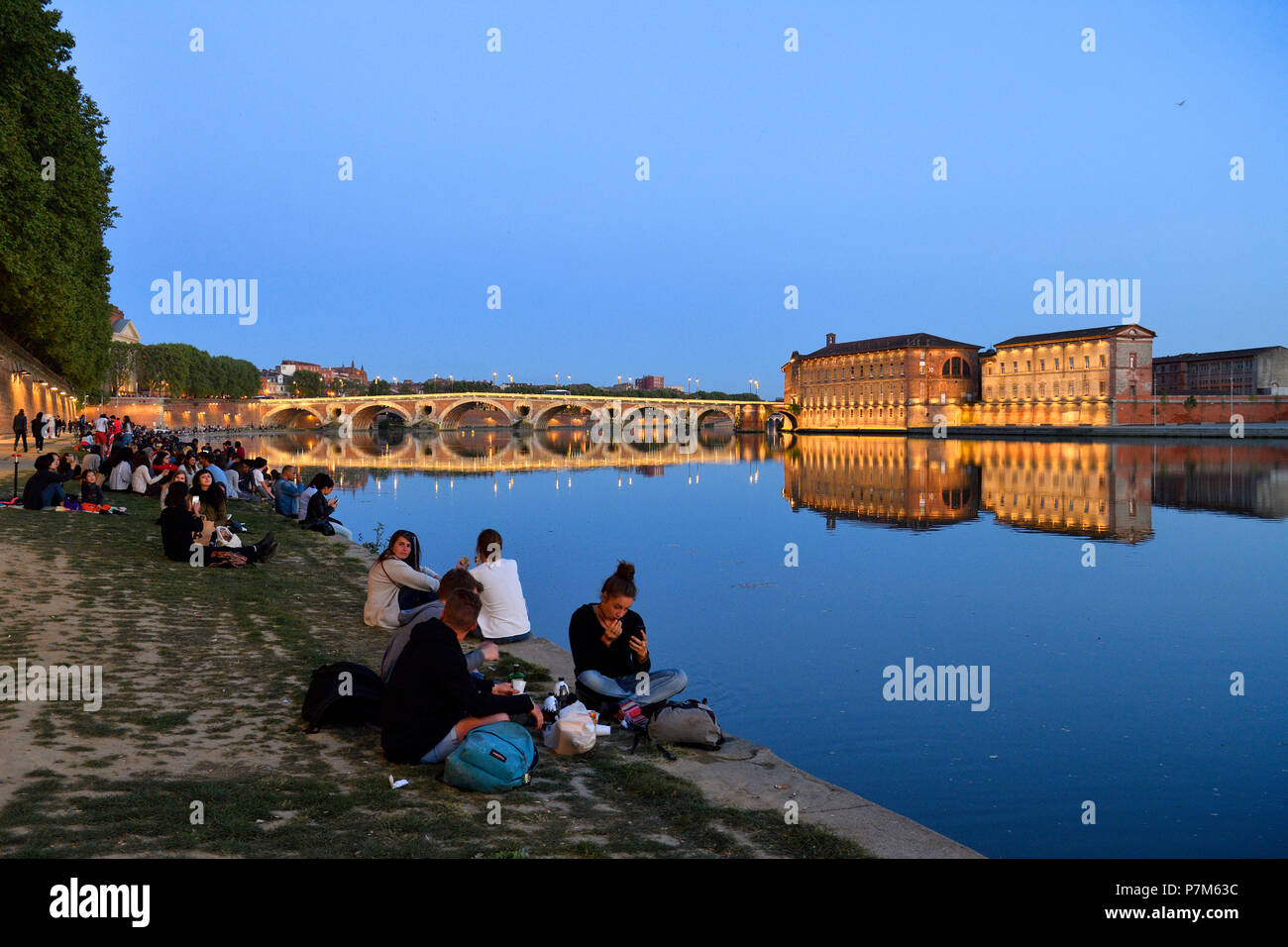 France, Haute Garonne, Toulouse, Garonne banques, Promenade Henri Martin, Quai Lucien Lombard, Pont Neuf et l'Hôtel-Dieu St Jacques, inscrite au Patrimoine Mondial de l'UNESCO Banque D'Images