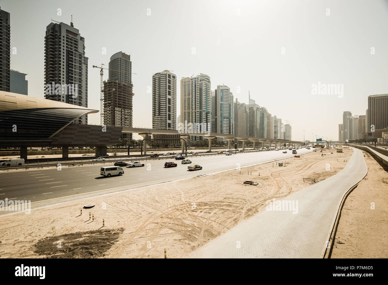 Skyline futuriste de la route Sheikh Zayed et la station de métro, Dubaï, Emirats Arabes Unis. Banque D'Images