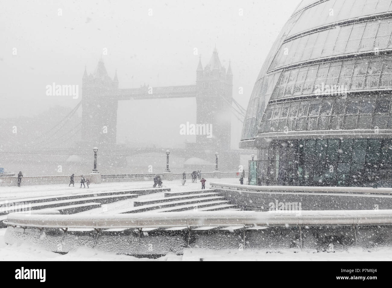 L'Angleterre, Londres, Southwark, London Bridge City, Tower Bridge et le City Hall dans la neige Banque D'Images