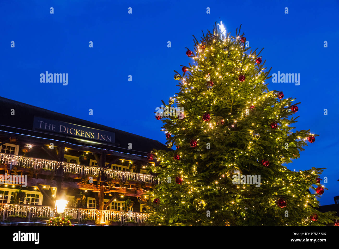 L'Angleterre, Londres, Wapping, St Katharine Docks, le Dickens Inn Pub Banque D'Images