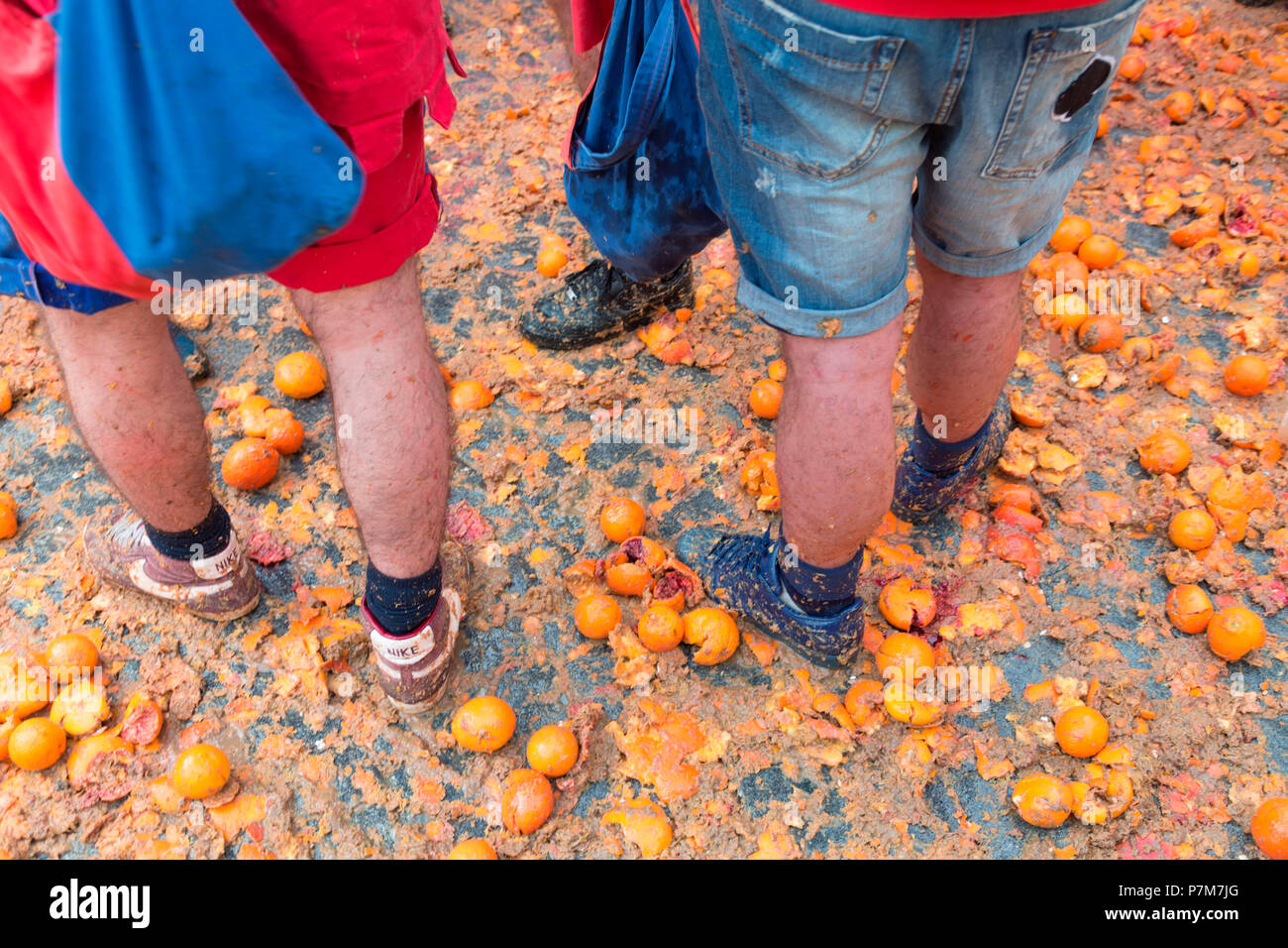 Personnes avec costumes traditionnels au cours de la bataille des oranges. Carnaval historique d'Ivrea, Piemonte, Italie Banque D'Images