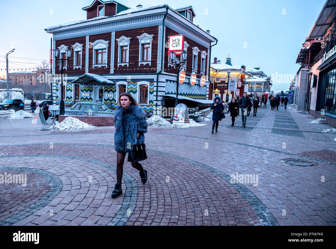 Une mode fille qui marche dans les rues de Irkitsk, région d'Irkoutsk, en Sibérie, Russie Banque D'Images