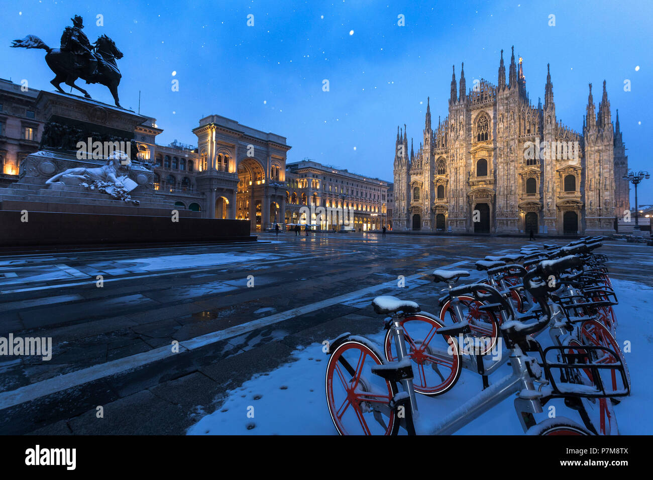 Les vélos garés dans la Piazza Duomo lors de chutes de neige au crépuscule, Milan, Lombardie, Italie du Nord, Italie, Banque D'Images