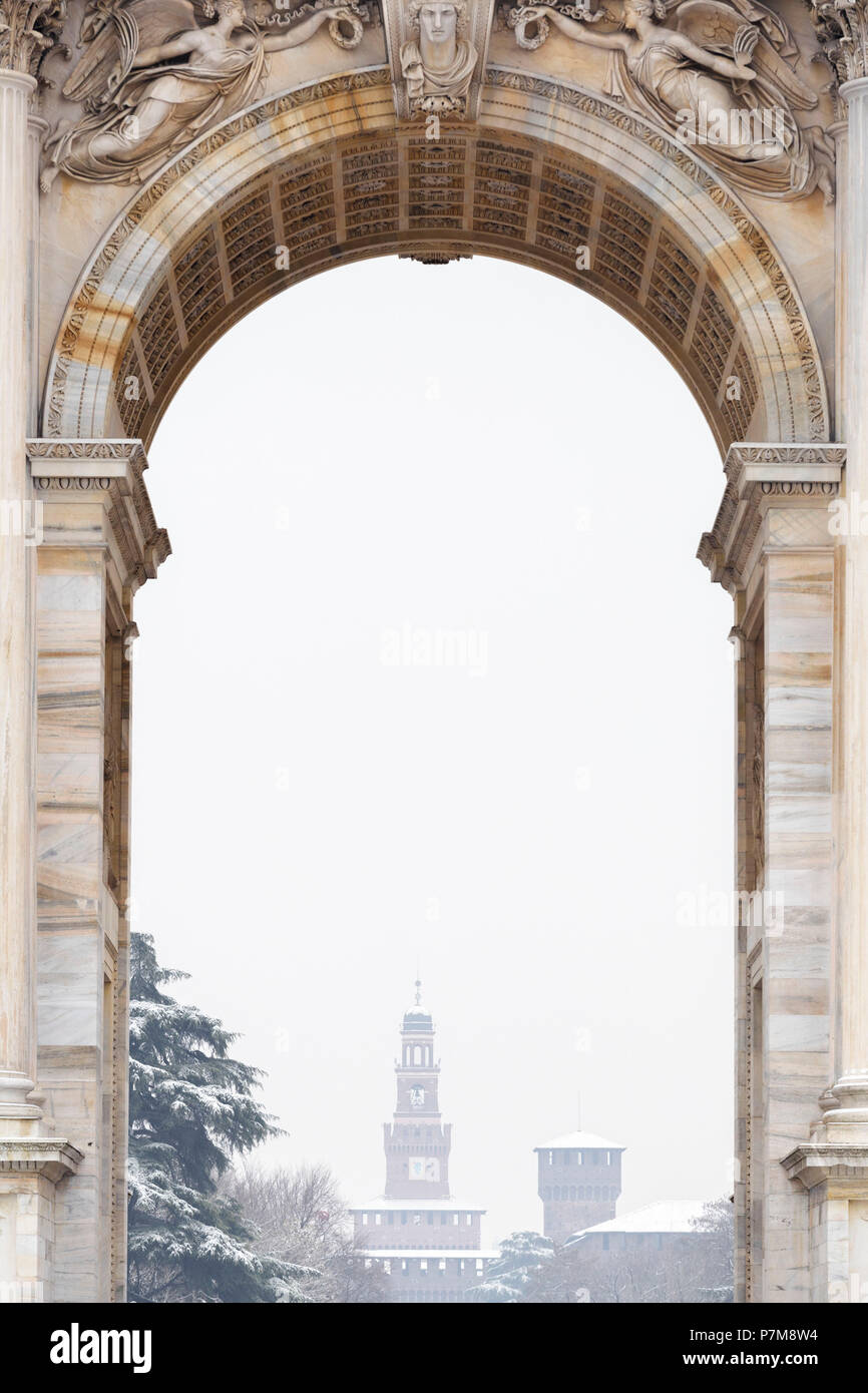 Le château des Sforza à partir de la fenêtre centrale de l'Arc de la paix, Milan, Lombardie, Italie du Nord, Italie, Banque D'Images