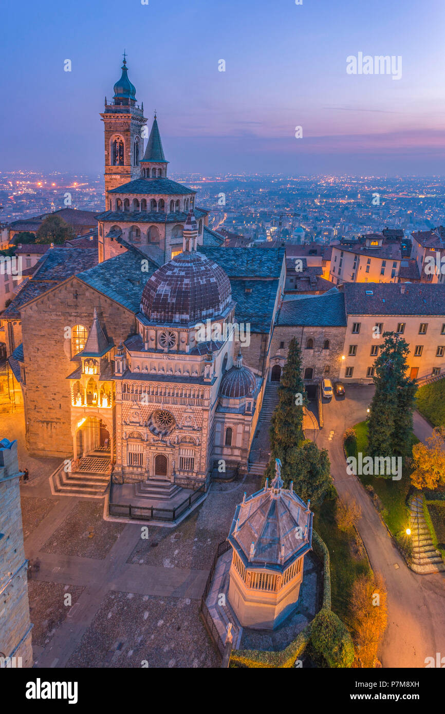 Basilique de Santa Maria Maggiore avec Cappella Colleoni / chapelle Colleoni, d'en haut pendant le crépuscule. / Ville haute de Bergame, Lombardie, Italie, Banque D'Images