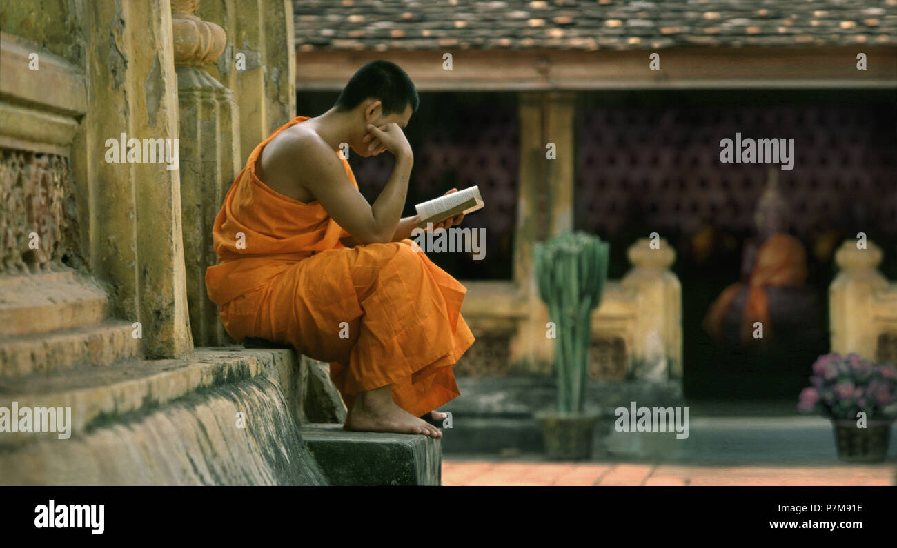 Lire un livre en moine Temple Sisaket Banque D'Images