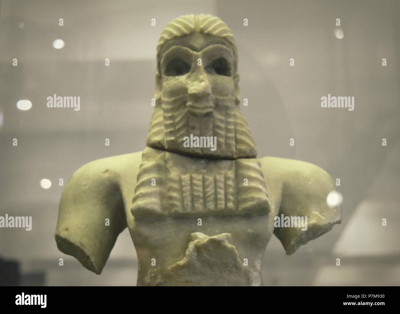 Statue de roi babylonien antique de Mésopotamie dans le musée d'histoire de Qazvin, en Iran Banque D'Images