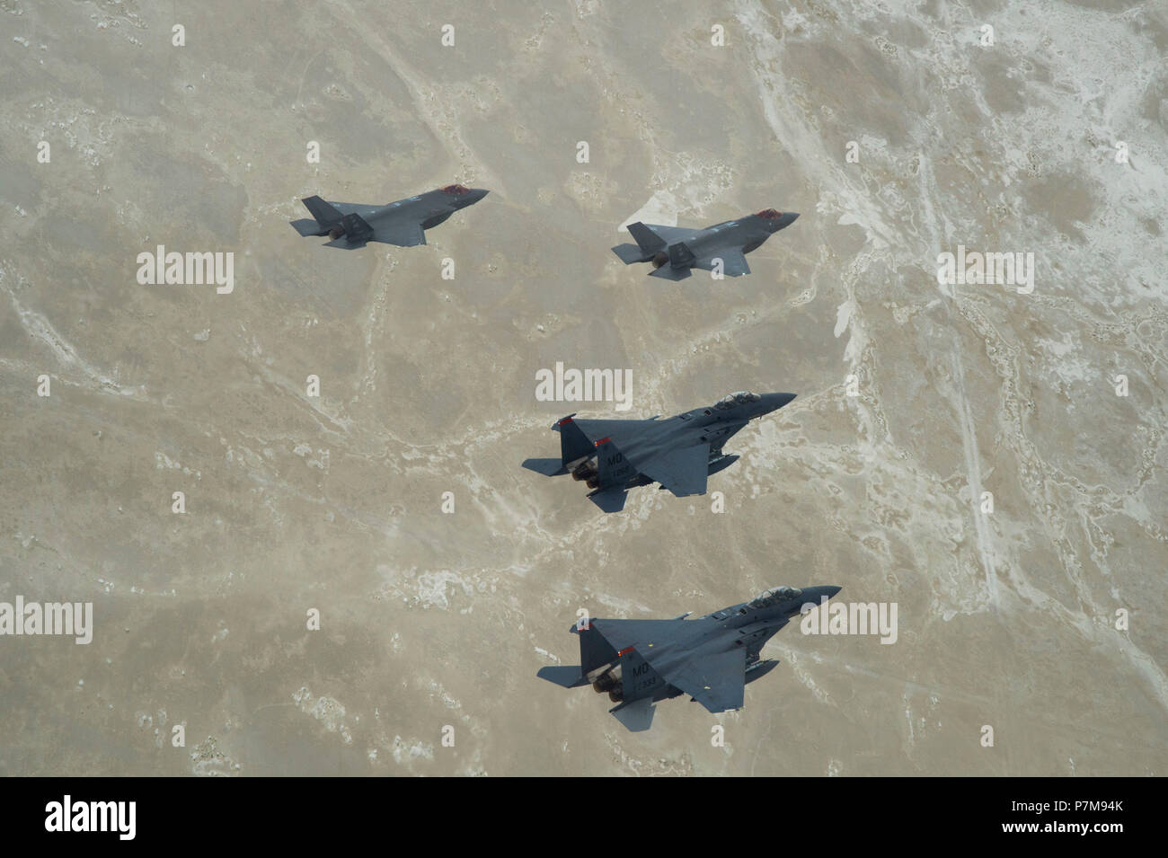 Le lieutenant Gen Mark Kelly, commandant de l'Armée de l'air 12e, dirige une formation de F-35 Lightning II, à partir de la 388e Escadre de chasse, Hill Air Force Base, Utah, et F-15E Strike Eagles, affecté à la 366e Escadre de chasse, Mountain Home Air Force Base, Texas au cours de l'essai de l'Utah et gamme de formation, le 3 juillet 2018. Le lieutenant Gen Kelly était sur son dernier vol en tant que commandant de la 12e armée de l'air. (U.S. Air Force photo par un membre de la 1re classe Codie Trimble) Banque D'Images