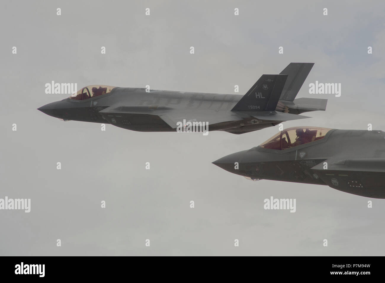 Le lieutenant Gen Mark Kelly, commandant de l'Armée de l'air 12e, dirige une formation de F-35 Lightning II, à partir de la 388e Escadre de chasse, Hill Air Force Base, Utah, et F-15E Strike Eagles, affecté à la 366e Escadre de chasse, Mountain Home Air Force Base, Texas au cours de l'essai de l'Utah et gamme de formation, le 3 juillet 2018. Le lieutenant Gen Kelly était sur son dernier vol en tant que commandant de la 12e armée de l'air. (U.S. Air Force photo par un membre de la 1re classe Codie Trimble) Banque D'Images