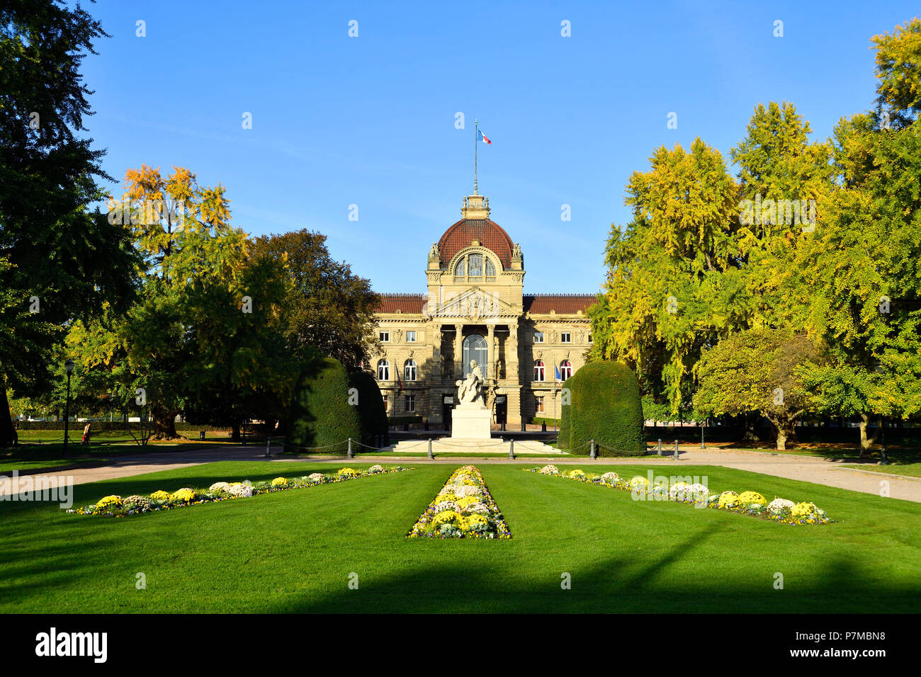 La France, Bas Rhin, Strasbourg, quartier Neustadt datant de la période allemande inscrite au Patrimoine Mondial de l'UNESCO, Place de la République, le Palais du Rhin (ancien Kaiserpalast) et monument aux morts, une mère tient son fils mort deux, l'un regarde au-dessus de la France et de l'autre regarde au-dessus de l'Allemagne Banque D'Images