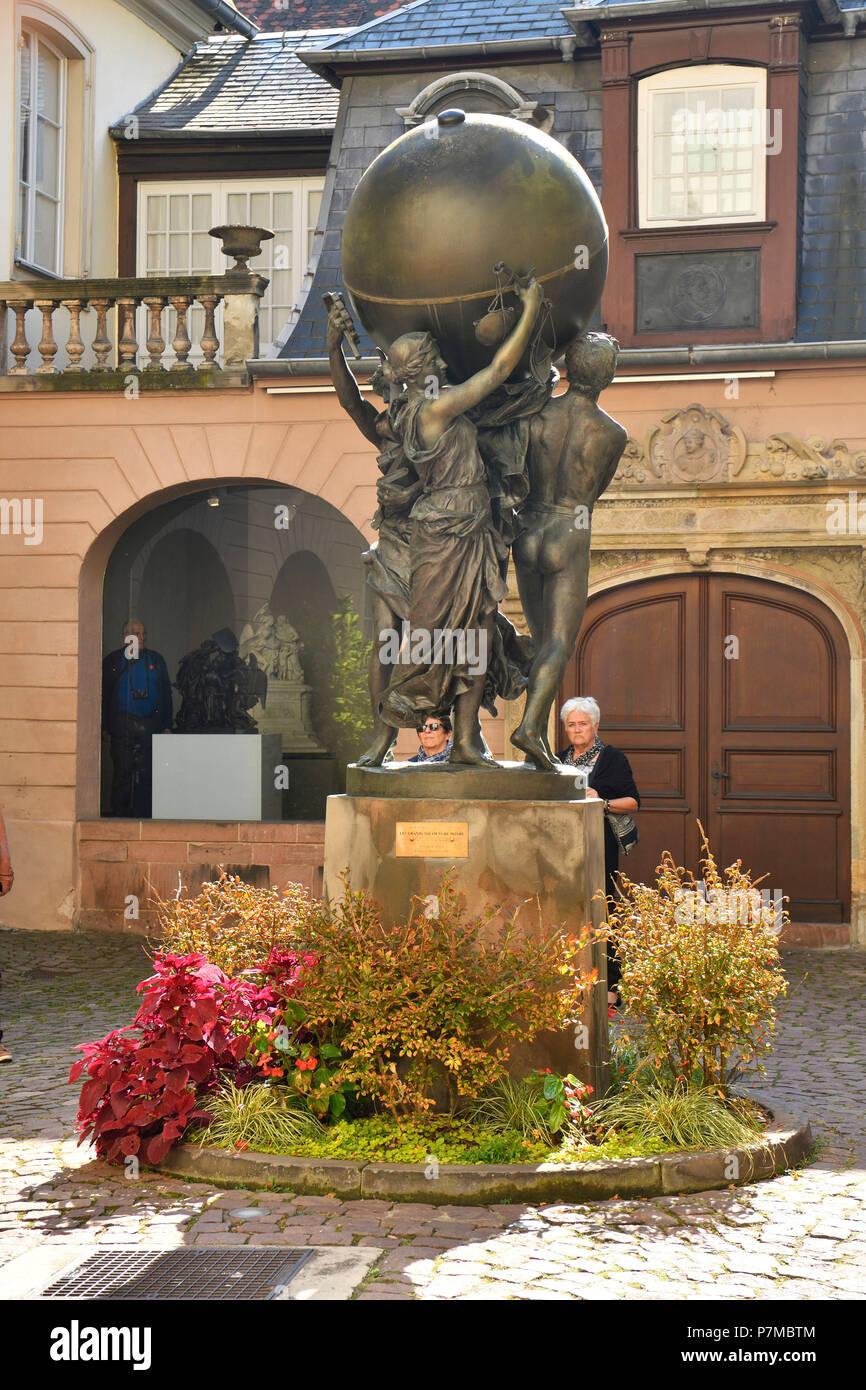 La France, Haut Rhin, Alsace, Colmar, cour du musée et maison natale de Bartholdi statue, appelé Grand prend en charge du Monde (Les grands soutiens du Monde) Banque D'Images