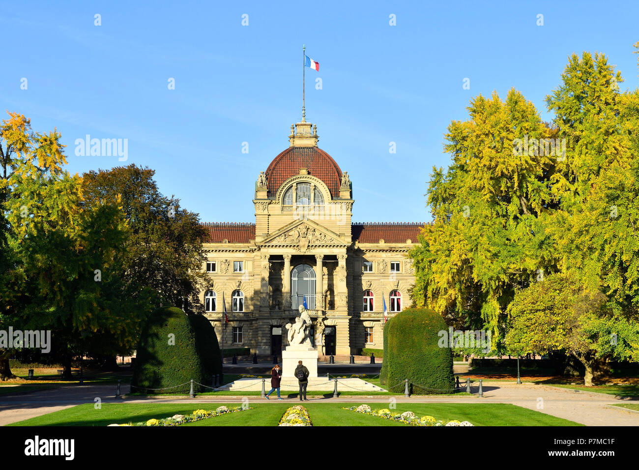 La France, Bas Rhin, Strasbourg, quartier Neustadt datant de la période allemande inscrite au Patrimoine Mondial de l'UNESCO, Place de la République, le Palais du Rhin (ancien Kaiserpalast) et monument aux morts, une mère tient son fils mort deux, l'un regarde au-dessus de la France et de l'autre regarde au-dessus de l'Allemagne Banque D'Images