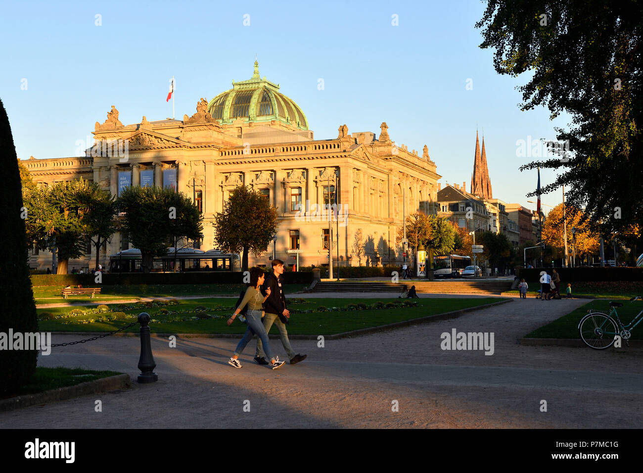 La France, Bas Rhin, Strasbourg, quartier Neustadt datant de la période allemande inscrite au Patrimoine Mondial de l'UNESCO, Place de la République, Bibliothèque nationale et universitaire et l'église Saint-Paul Banque D'Images