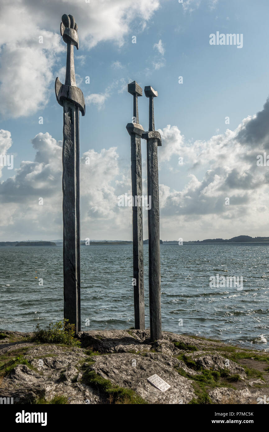 Stavanger , épées dans la roche. Banque D'Images