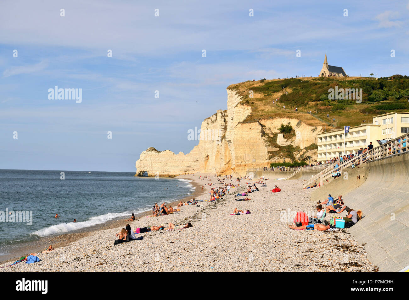 France, Seine Maritime, Pays de Caux, Cote d'Albatre (Côte d'Albâtre), Etretat et c'est plage, dans l'arrière-plan la falaise Amont et Notre Dame de la Garde Banque D'Images