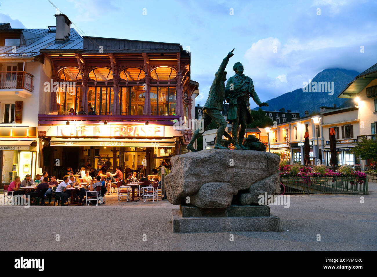 France, Haute Savoie, Chamonix, place Saussure, statue de Saussure et Balmat Banque D'Images
