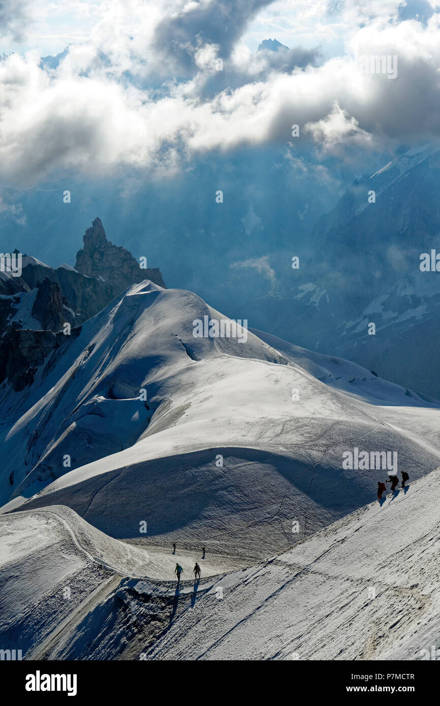 France, Haute Savoie, Chamonix Mont Blanc, alpinistes sur l'arête de l'aiguille du Midi (3848m), Mont-Blanc, descente de la Vallée Blanche Banque D'Images