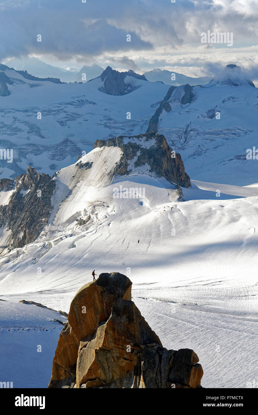 France, Haute Savoie, Chamonix Mont Blanc, alpinistes sur l'arête de l'aiguille du Midi (3848m), Mont-Blanc Banque D'Images
