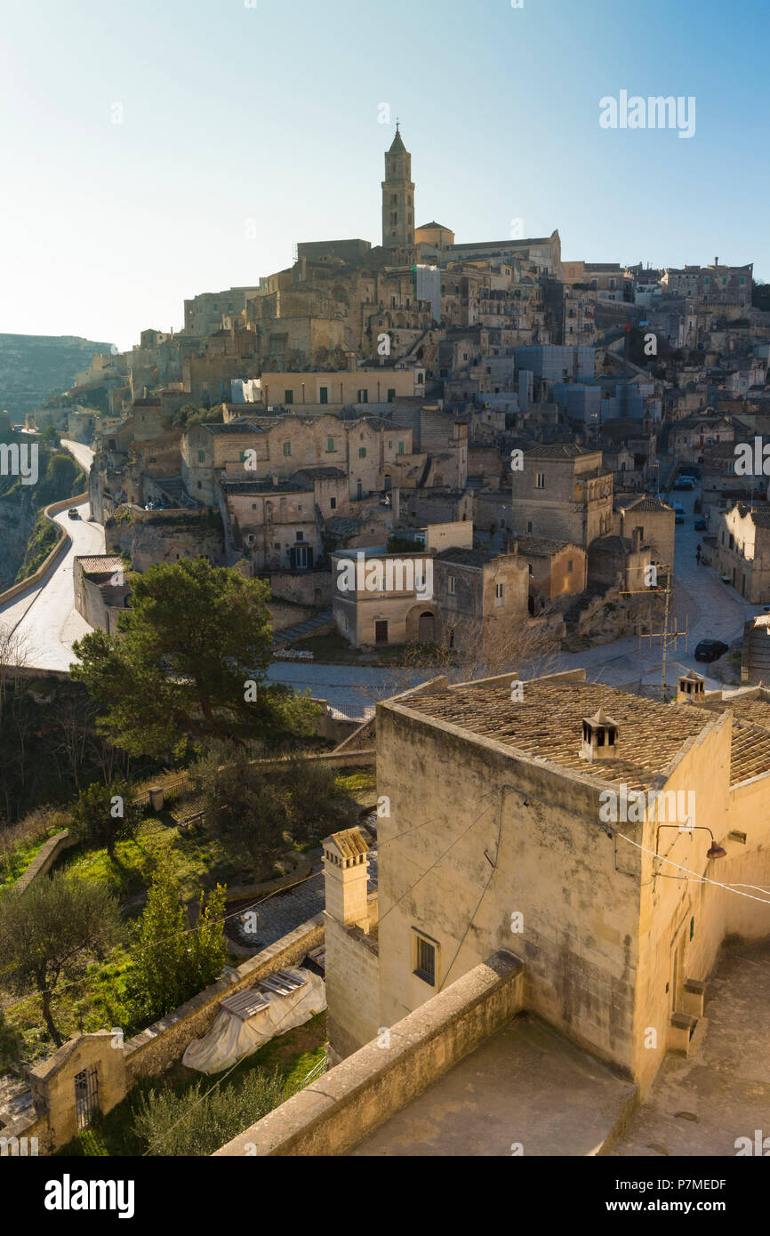 Le centre historique appelé Sassi perché sur les rochers au-dessus de la colline, Matera, Matera province, Basilicate, Italie Banque D'Images