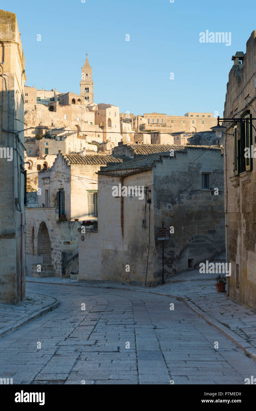 Le centre historique appelé Sassi perché sur les rochers au-dessus de la colline, Matera, Matera province, Basilicate, Italie Banque D'Images