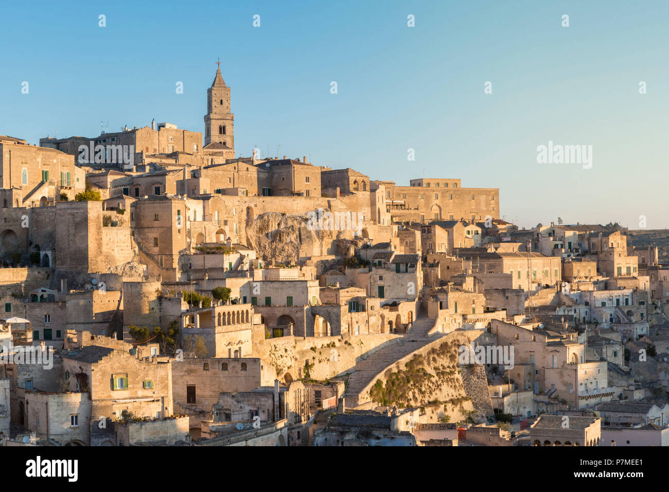 Le centre historique appelé Sassi perché sur les rochers au-dessus de la colline, Matera, Matera province, Basilicate, Italie Banque D'Images