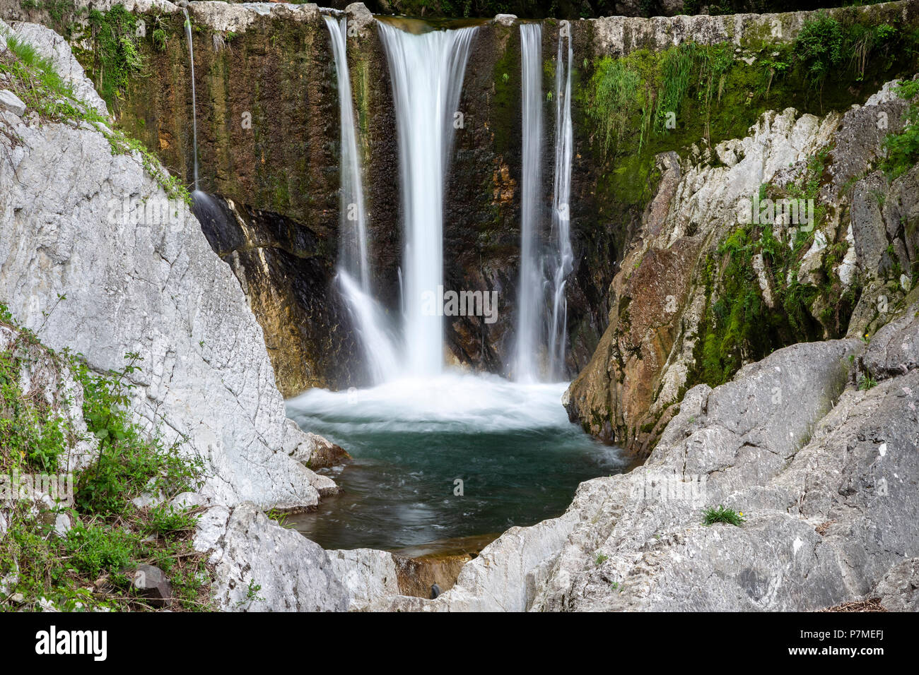 Vue d'une cascade dans les gorges de la vallée de Muggio Breggia, Mendrisio, District, Canton du Tessin, Suisse. Banque D'Images