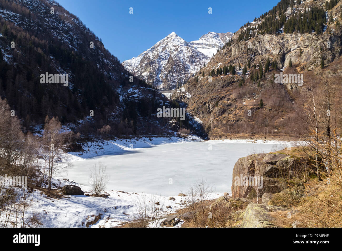 Le Lago di Antrona glacé au printemps, la vallée Antrona, Piémont, Italie, Banque D'Images