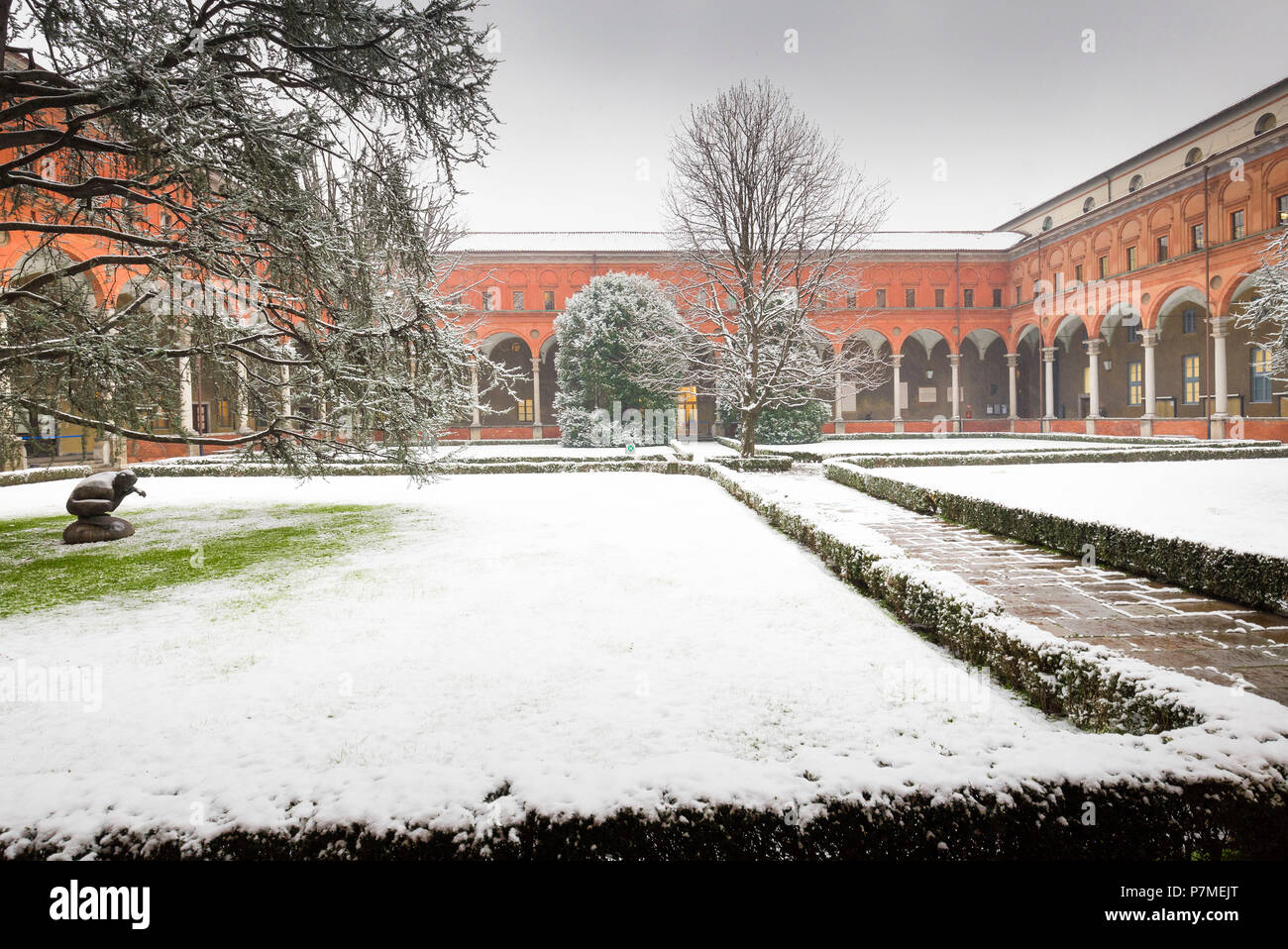 La neige dans le jardin de l'Université catholique de Milan, Milan, Lombardie, Italie du Nord, Italie, Banque D'Images