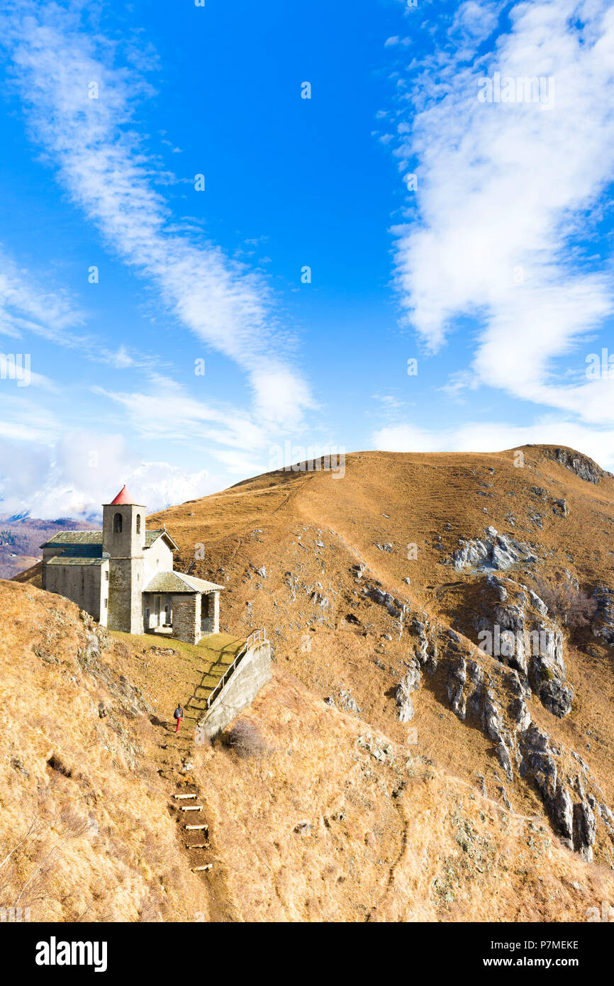 Une personne marche sur le chemin de l'église San Bernardo, Monte Bregagno, Dongo, Lac de Côme, Lombardie, Italie, Europe, Banque D'Images