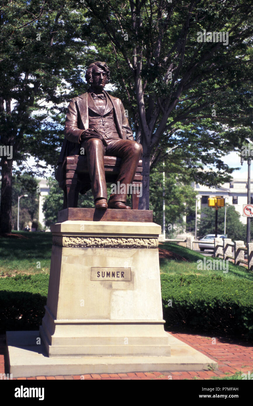 Pas 1319151 Université Harvard Boston Massachusetts USA Statue de Charles Sumner chef de la forces esclavagiste dans Massachusetts Banque D'Images Pas 1319151 Université Harvard Boston Massachusetts USA Statue de Charles Sumner chef de la forces esclavagiste dans Massachusetts Banque D'Images