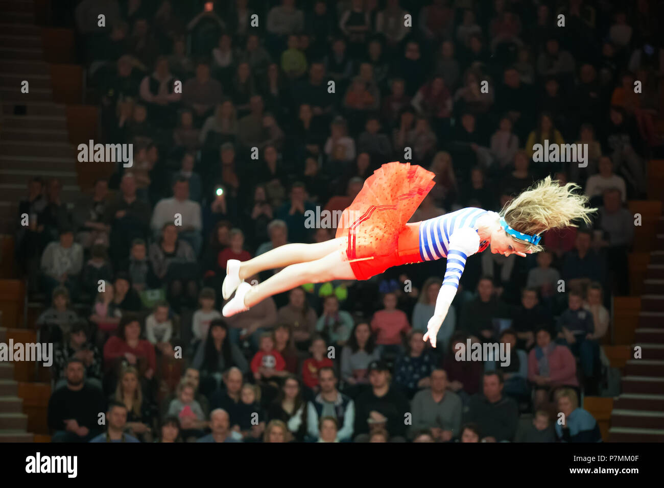 Biélorussie, Minsk, Avril 1, 2018. Cirque d'état de Gomel. Performance de l'équipe du cirque Nikouline de Moscou.Un saut dangereux d'un gymnaste de cirque sans i Banque D'Images