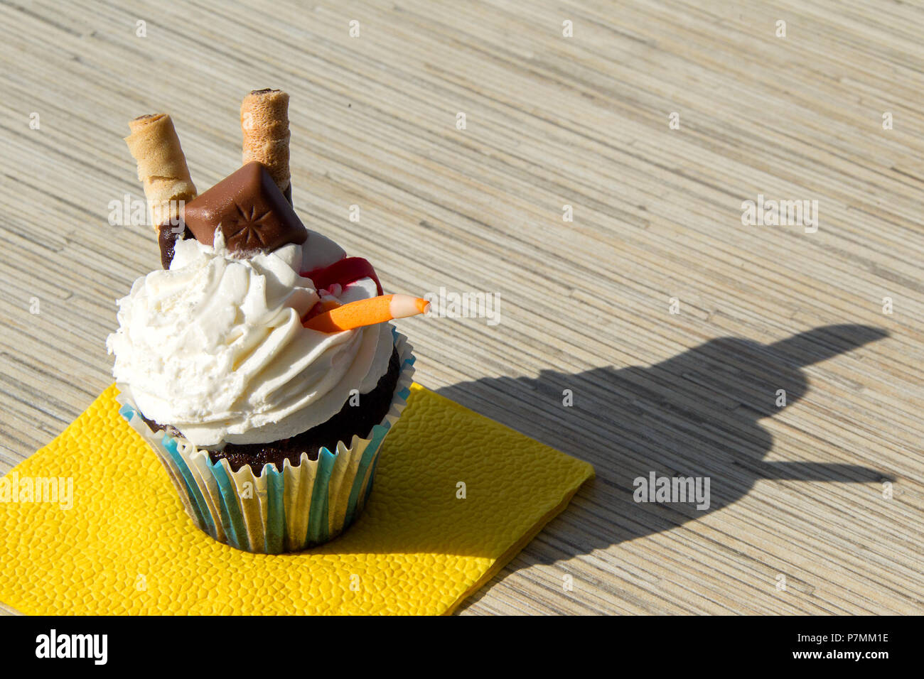 Gateau Avec La Creme Blanche Sur Une Table Pour Qu Un Ecolier Avec Un Crayon En Pastilla Photo Stock Alamy