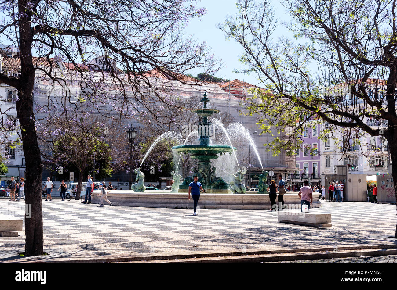Vue d'un des deux de bronze fontaine construite au xixe siècle sur la place Rossio, Lisbonne, Portugal Banque D'Images