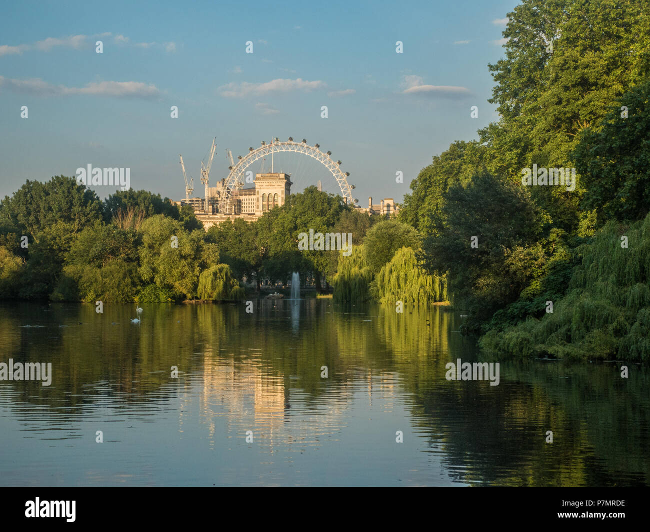 St James Park avec le London Eye derrière vous. Banque D'Images