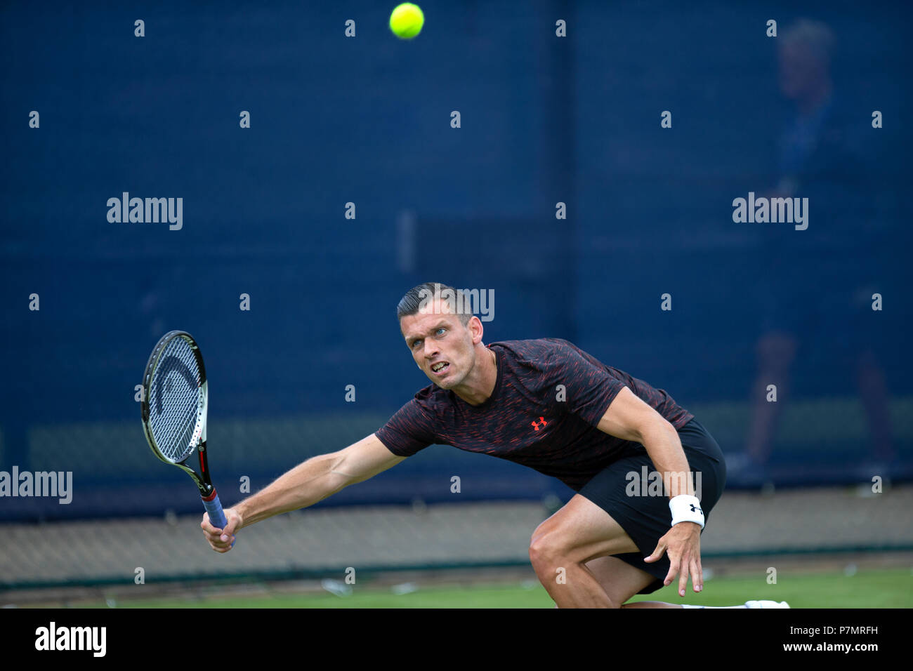 Tobias Kamke, joueur de tennis professionnel, s'étend sur et joue un coup de feu de la ligne de base pendant un match. Banque D'Images